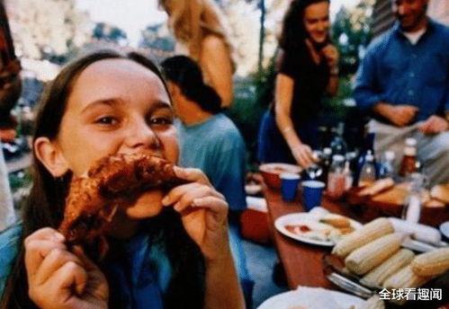 印度美女吃蛇瓜,美女品尝独特蛇瓜美食之旅