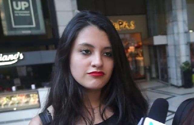 印度美女吃蛇瓜,美女品尝独特蛇瓜美食之旅  第2张