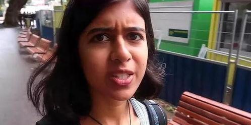 印度美女吃蛇瓜,美女品尝独特蛇瓜美食之旅  第3张