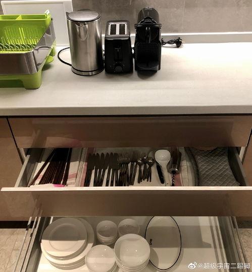 寝室扎堆吃瓜  第2张