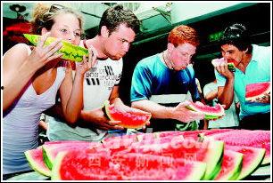 老外吃瓜的视频,趣味横生的跨国文化碰撞  第2张